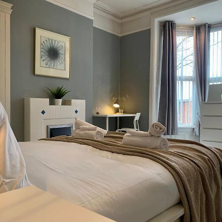 Somerford Place - 6 Beds - Sleeps 12 - Parks 2-3 Cars/Vans Willenhall Екстер'єр фото