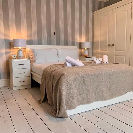 Somerford Place - 6 Beds - Sleeps 12 - Parks 2-3 Cars/Vans Willenhall Екстер'єр фото