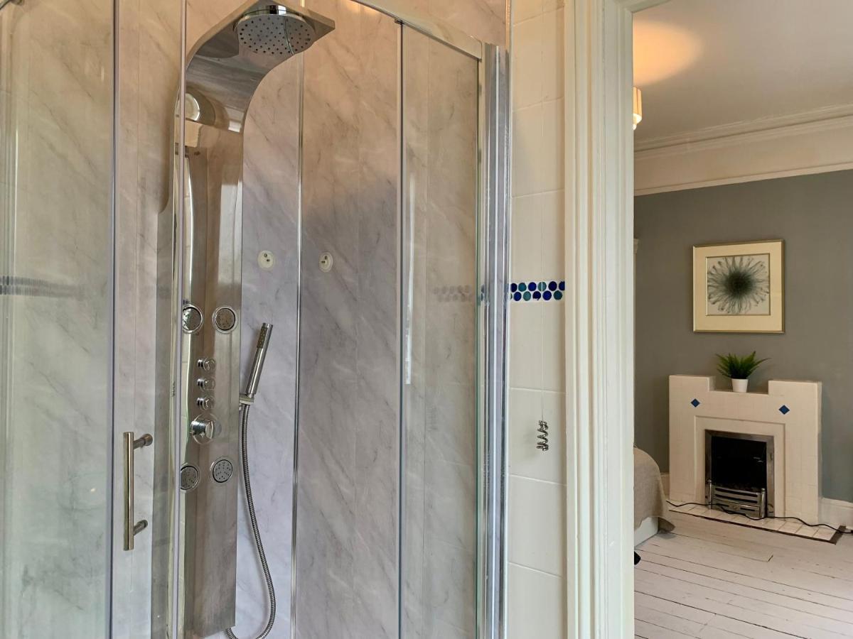 Somerford Place - 6 Beds - Sleeps 12 - Parks 2-3 Cars/Vans Willenhall Екстер'єр фото