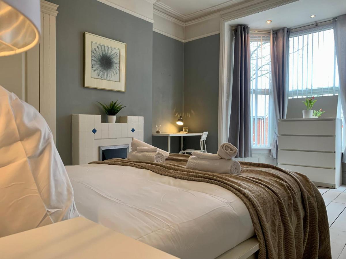 Somerford Place - 6 Beds - Sleeps 12 - Parks 2-3 Cars/Vans Willenhall Екстер'єр фото
