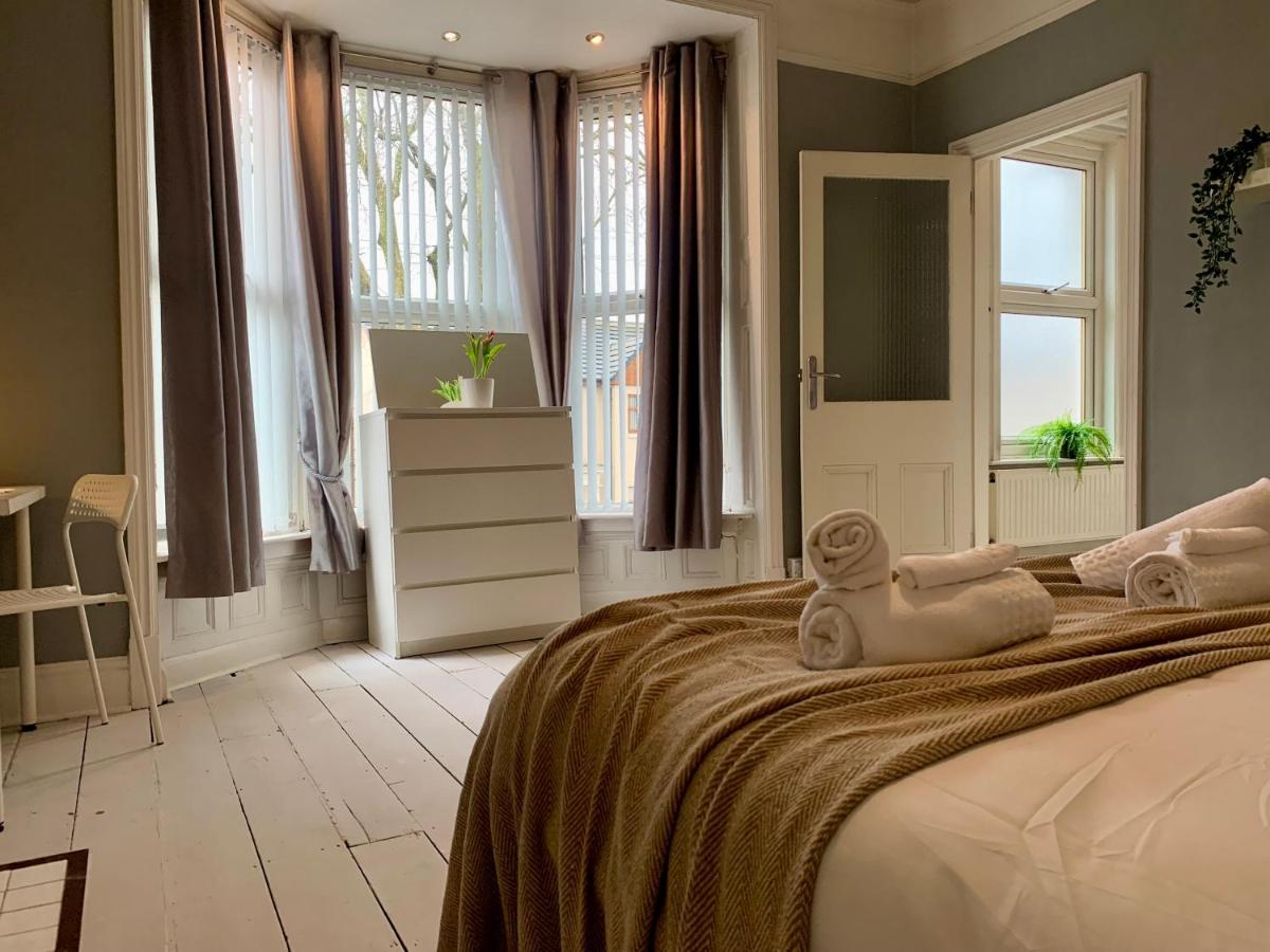 Somerford Place - 6 Beds - Sleeps 12 - Parks 2-3 Cars/Vans Willenhall Екстер'єр фото