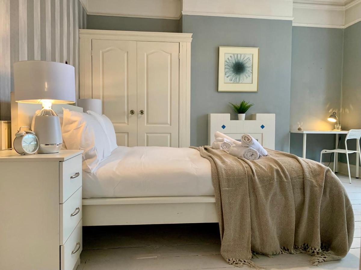 Somerford Place - 6 Beds - Sleeps 12 - Parks 2-3 Cars/Vans Willenhall Екстер'єр фото