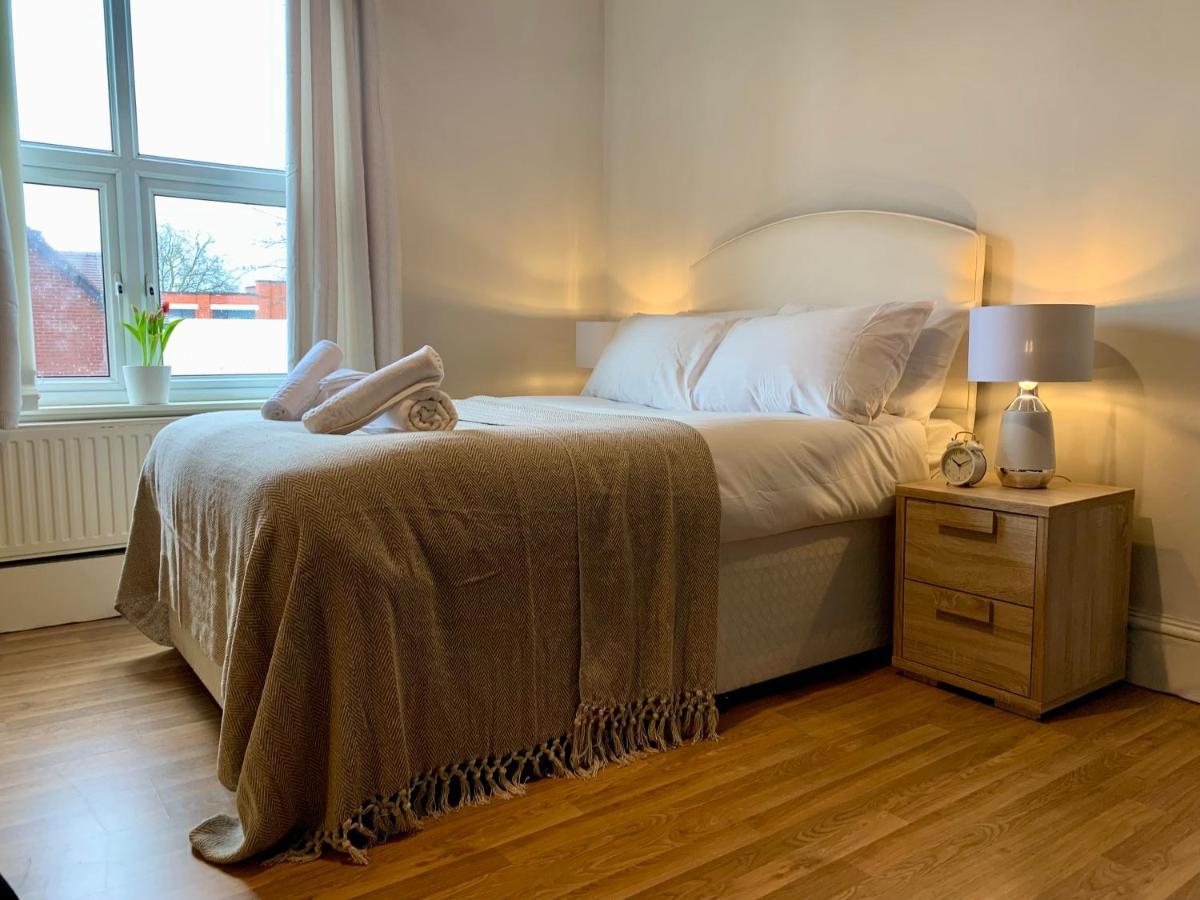 Somerford Place - 6 Beds - Sleeps 12 - Parks 2-3 Cars/Vans Willenhall Екстер'єр фото