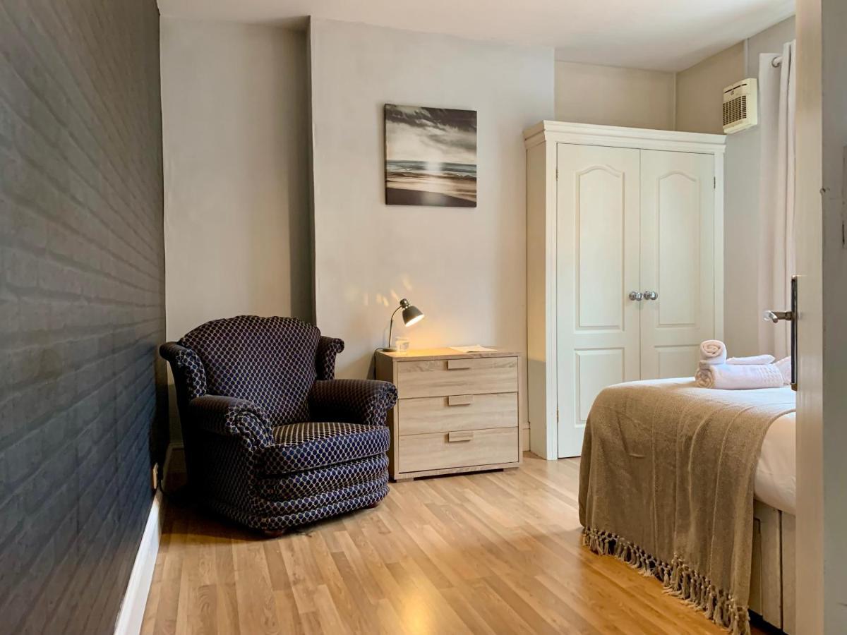 Somerford Place - 6 Beds - Sleeps 12 - Parks 2-3 Cars/Vans Willenhall Екстер'єр фото
