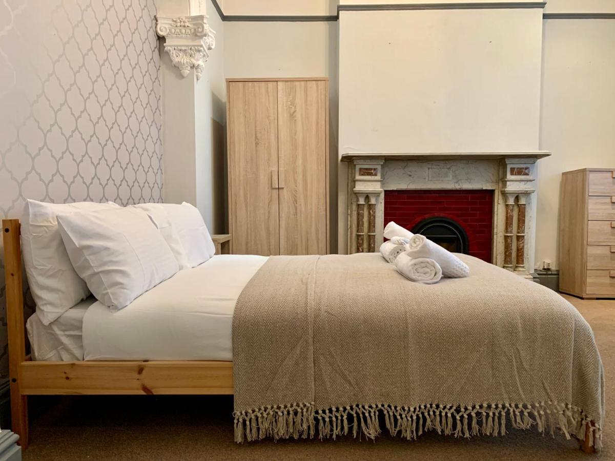 Somerford Place - 6 Beds - Sleeps 12 - Parks 2-3 Cars/Vans Willenhall Екстер'єр фото