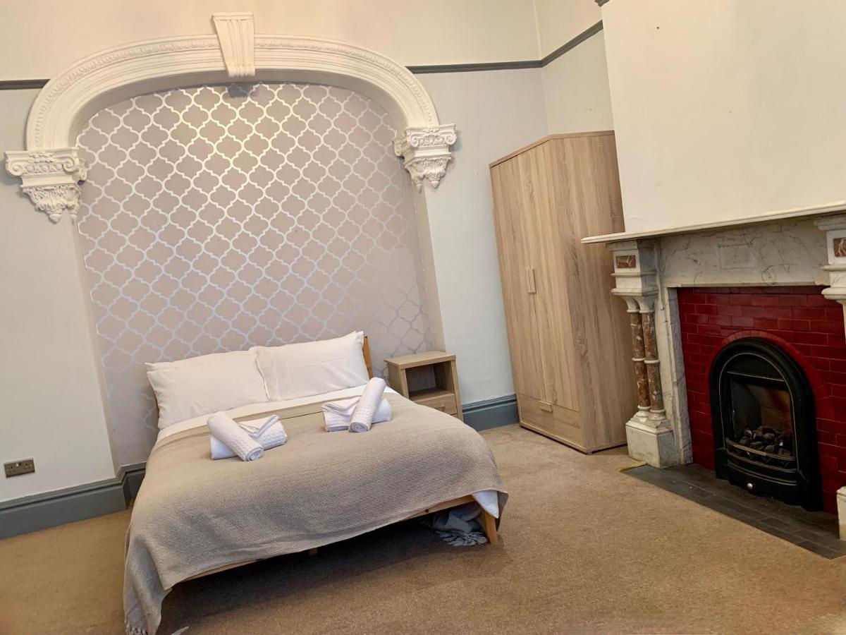 Somerford Place - 6 Beds - Sleeps 12 - Parks 2-3 Cars/Vans Willenhall Екстер'єр фото