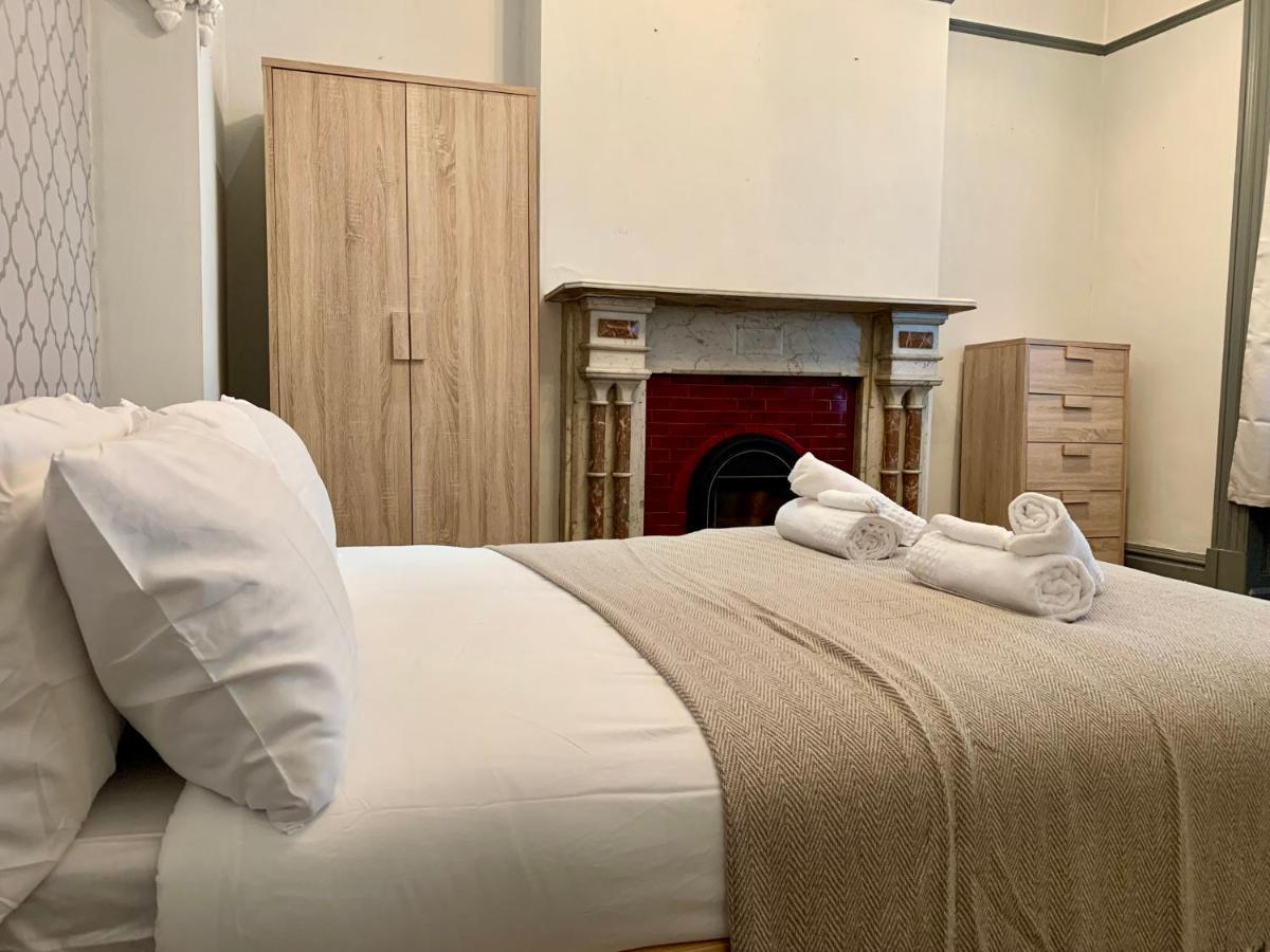 Somerford Place - 6 Beds - Sleeps 12 - Parks 2-3 Cars/Vans Willenhall Екстер'єр фото