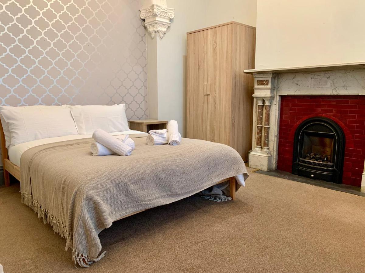 Somerford Place - 6 Beds - Sleeps 12 - Parks 2-3 Cars/Vans Willenhall Екстер'єр фото