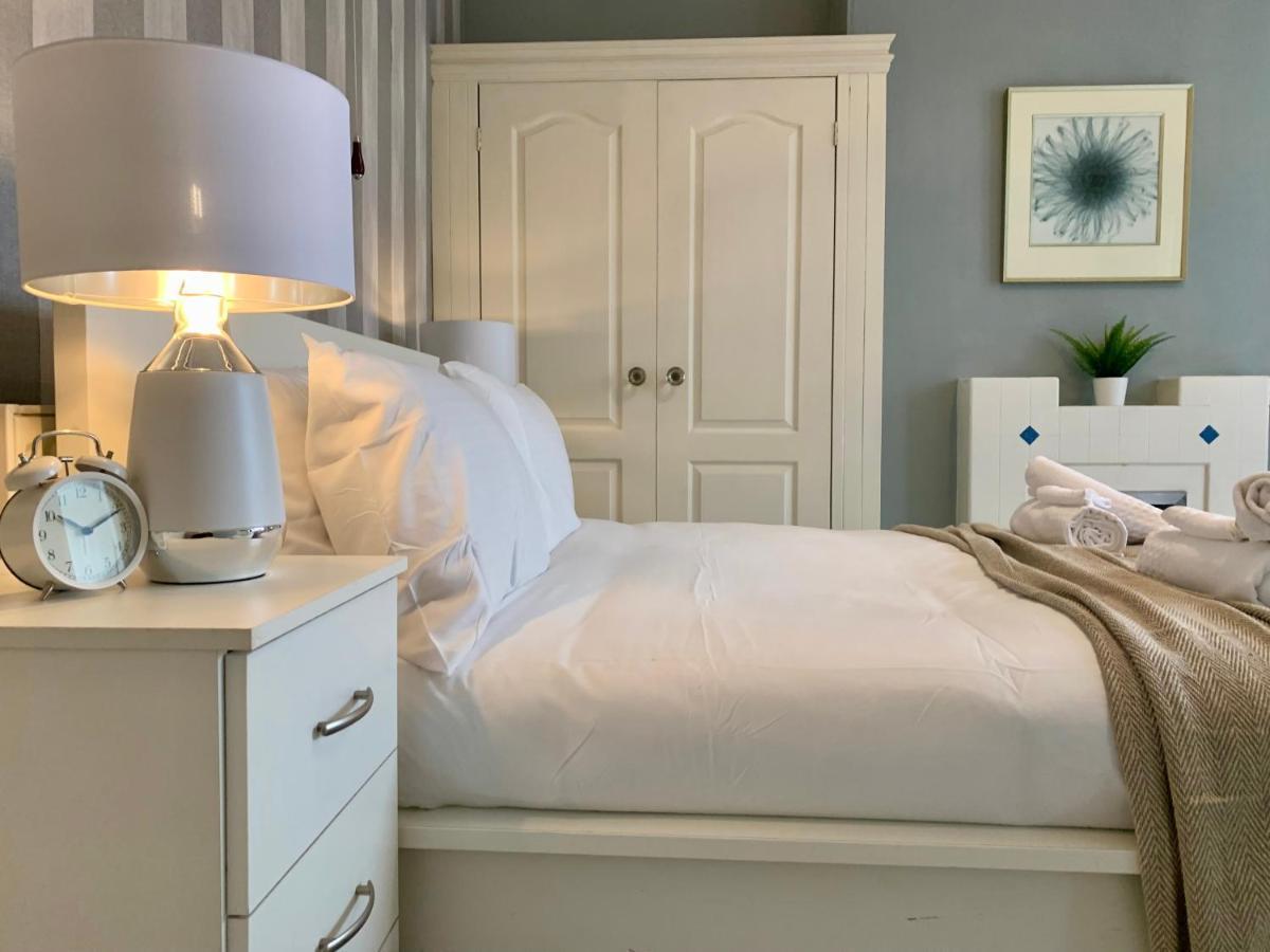 Somerford Place - 6 Beds - Sleeps 12 - Parks 2-3 Cars/Vans Willenhall Екстер'єр фото