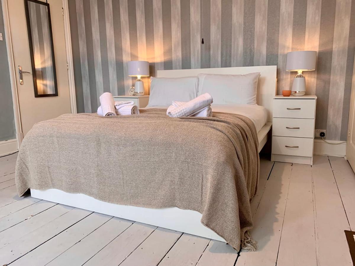 Somerford Place - 6 Beds - Sleeps 12 - Parks 2-3 Cars/Vans Willenhall Екстер'єр фото