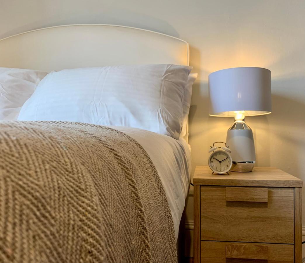 Somerford Place - 6 Beds - Sleeps 12 - Parks 2-3 Cars/Vans Willenhall Екстер'єр фото