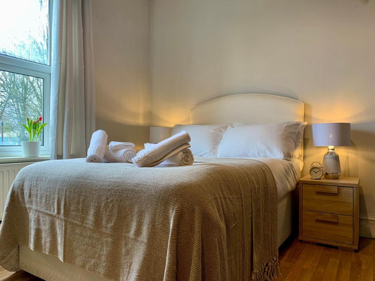 Somerford Place - 6 Beds - Sleeps 12 - Parks 2-3 Cars/Vans Willenhall Екстер'єр фото