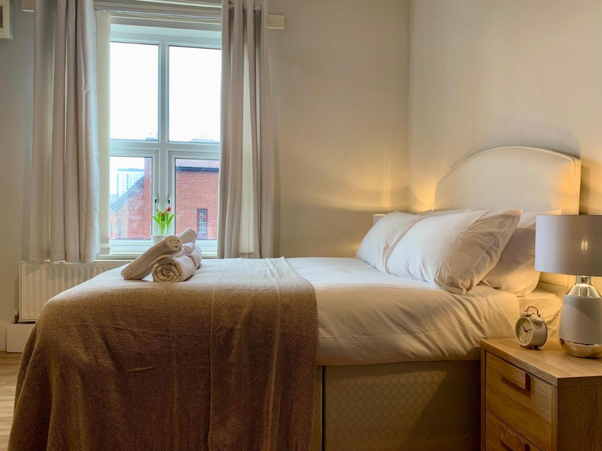 Somerford Place - 6 Beds - Sleeps 12 - Parks 2-3 Cars/Vans Willenhall Екстер'єр фото
