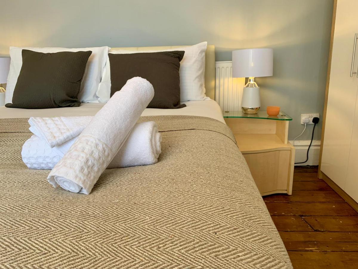 Somerford Place - 6 Beds - Sleeps 12 - Parks 2-3 Cars/Vans Willenhall Екстер'єр фото