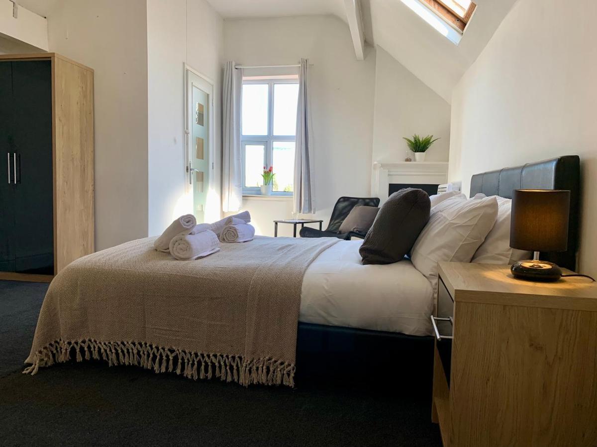Somerford Place - 6 Beds - Sleeps 12 - Parks 2-3 Cars/Vans Willenhall Екстер'єр фото
