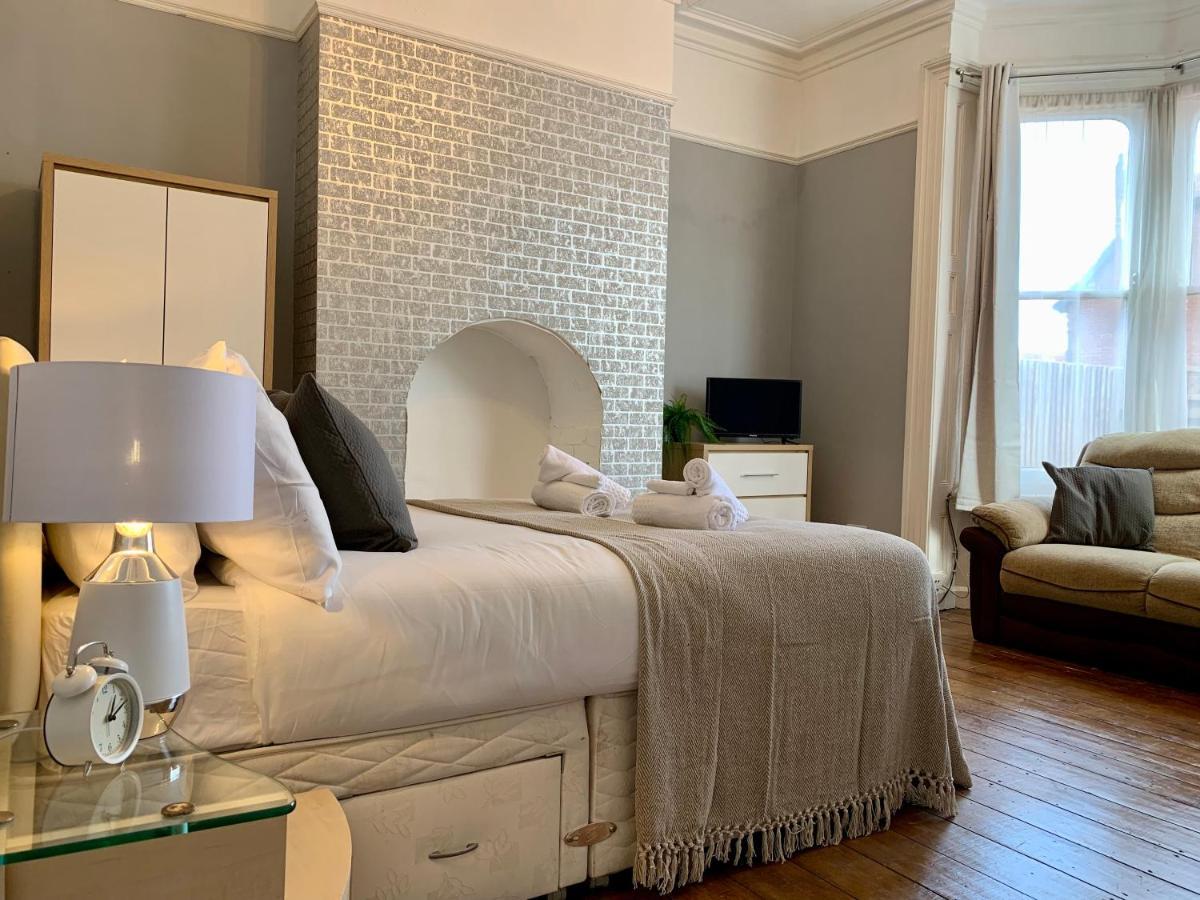 Somerford Place - 6 Beds - Sleeps 12 - Parks 2-3 Cars/Vans Willenhall Екстер'єр фото