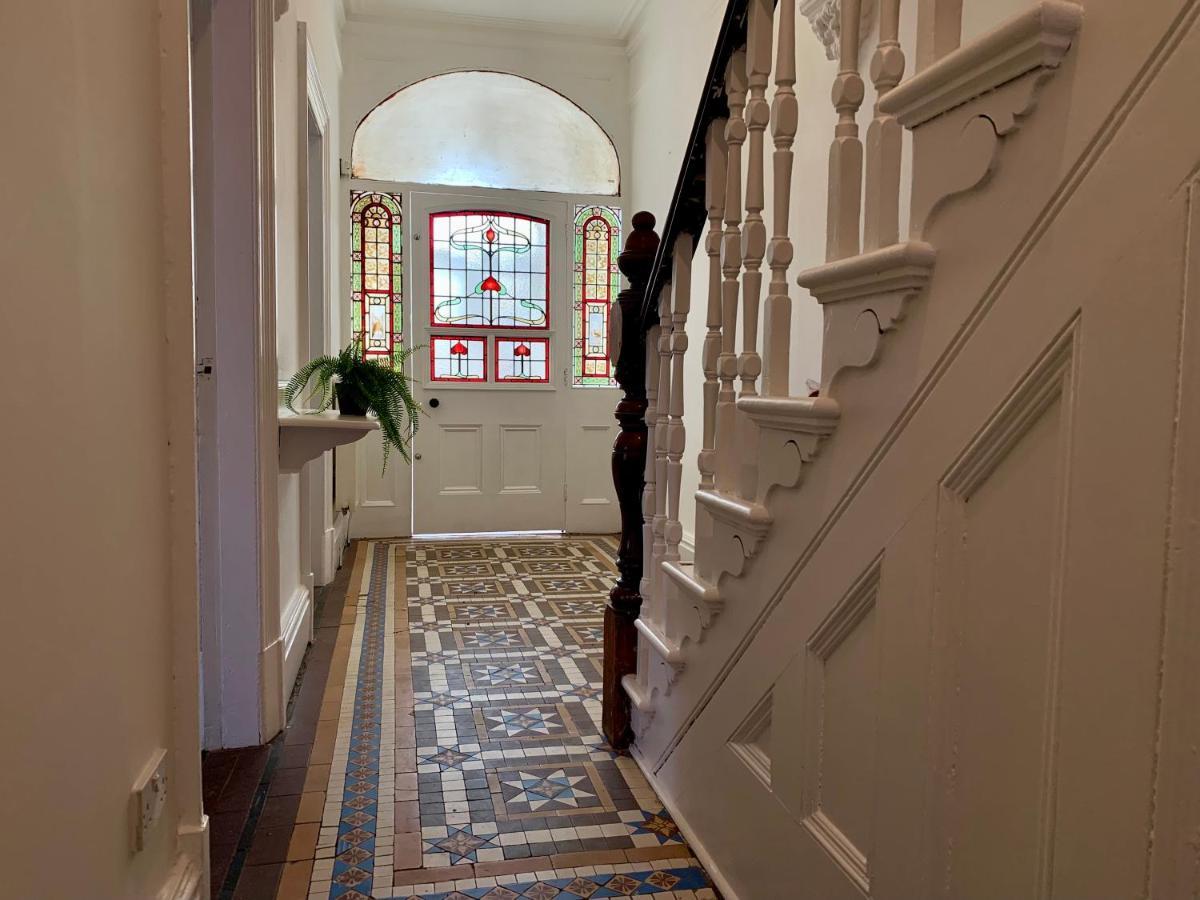 Somerford Place - 6 Beds - Sleeps 12 - Parks 2-3 Cars/Vans Willenhall Екстер'єр фото