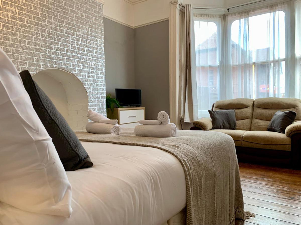 Somerford Place - 6 Beds - Sleeps 12 - Parks 2-3 Cars/Vans Willenhall Екстер'єр фото